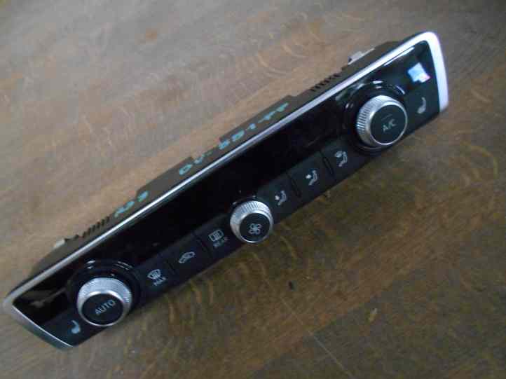 Commande de chauffage 
AUDI A3 Sportback (8V)
An 10.2012 - 06.2017

Référence 8V0 820 043 D