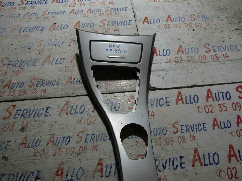 Console centrale avec levier de vitesses iDrive
BMW Serie-3 E90

