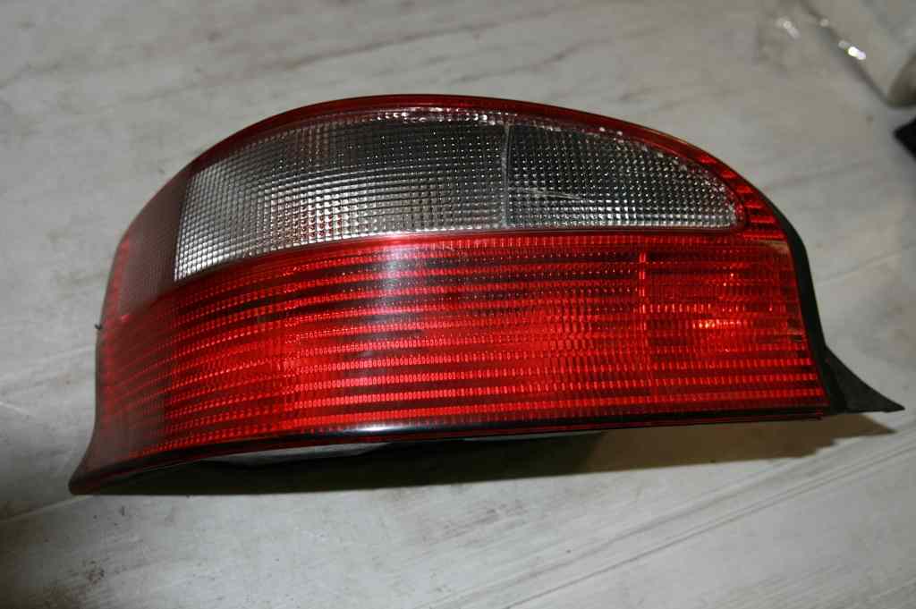 Feu Arriere Gauche CITROEN Saxo phase 2
02.2002

