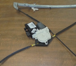 Moteur Leve Vitre Av Gauche
CITROEN C8 / Peugeot 807 / Fiat Ulysse
An 06.2002- 12.2004

Brose 991712201

