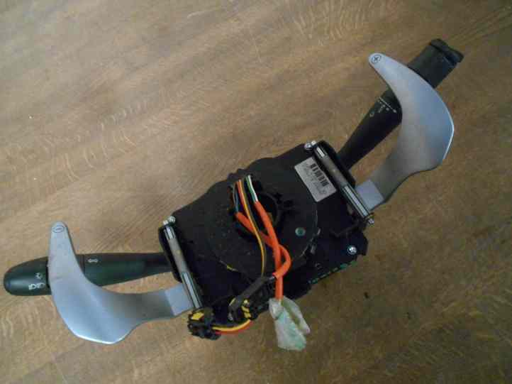 Bloc Commodo 
CITROEN C3 (1) 
An 04.2002 - 10.2005 

COM 2002 Valeo 96576783XT

Modèle avec palettes
Fonction auto essuie glace


