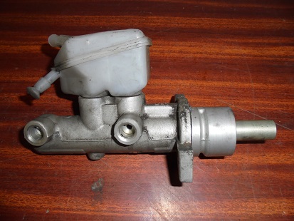 maitre cylindre 
CITROEN Xsara Picasso 1.6 HDI
An 02.2004 - 12.2005 

Bosch Y21225


