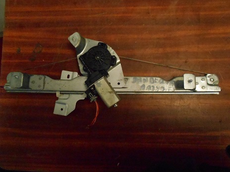 Leve Vitre Av Droit
DACIA Sandero (1) 5 portes
An 06.2008 - 10.2012