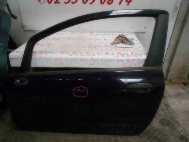 Porte AV Gauche
FIAT Punto 3 (3 portes)
An 09.2005 - 12.2009

Un petit enfoncement
Vendue nue 
Frais de Port sur devis