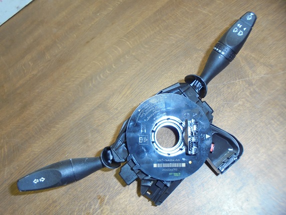 Commodo 
FORD Fiesta (5)
An 09.2005 - 10.2008

Réf :6S6T 14A664 AA / 082400447R3
