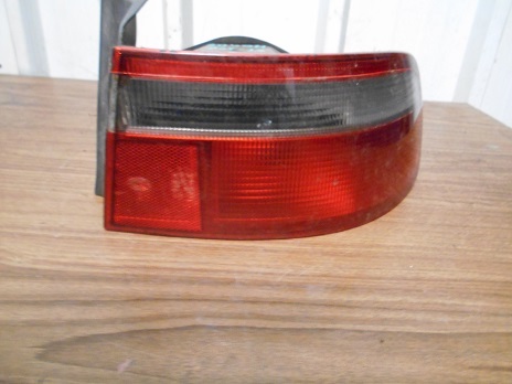 Feu Arriere Droit
HONDA Accord 5
An 01.1996 - 10.1998

Avec platine