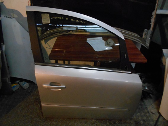 Porte AV Droit
OPEL Zafira B
An 07.2005 - 12.2007

Vendue nue
Frais de Port sur devis