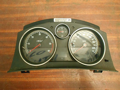 Compteur 
OPEL Zafira 2 (B) Phase 1

Siemens VDO
Ref : 13267536
KM : 225.005

2005-07->2007-12 

