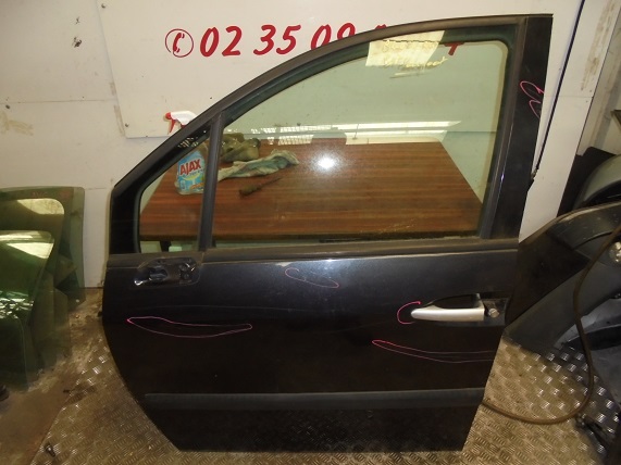 Porte AV Gauche
PEUGEOT 807
An 06.2002 - 05.2006

Quelques rayures, 
léger enfoncement au niveau de la poignée,
voir repères sur photo

Vendue nue

Frais de Port sur devis