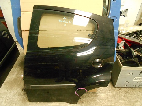 Porte AR Gauche
PEUGEOT 107
An 06.2005 - 12.2008
Vendue nue 

Un enfoncement au repère

Frais de Port sur devis