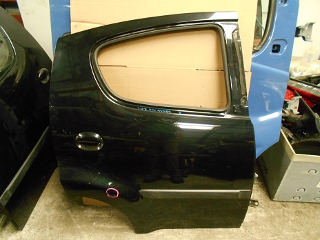 Porte AR Droit
PEUGEOT 107
An 06.2005 - 12.2008
Vendue nue 

Un léger enfoncement au repère

Frais de Port sur devis