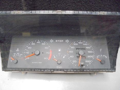 Compteur 
PEUGEOT 405 Essence 
An 1987 - 1992

Véglia 9610113180

