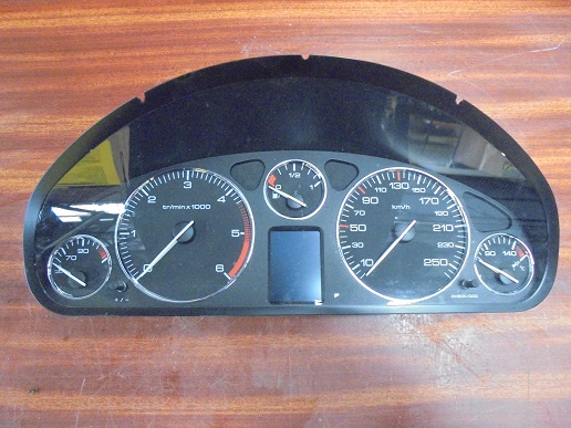 Compteur 
PEUGEOT 407 2.0 HDI 136CV 16V
An 04.2004 - 07.2008

Siemens VDO
A2C53119645
9658138280