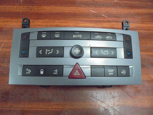 Commande de chauffage 
PEUGEOT 407 2.0 HDI 16V
An 04.2004 - 07.2008

Visteon 96573322 XF 02