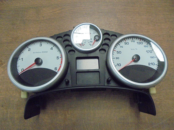 Compteur 
PEUGEOT 207 1.4 HDI 70CV
An 10.2010 - 06.2013

VDO 9666133180
163 000 Km


