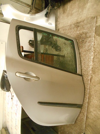 Porte AR Droit
RENAULT Clio 3 Phase 1
An : 09.2005 / 03.2009

Vendu nue

Frais de Port sur devis