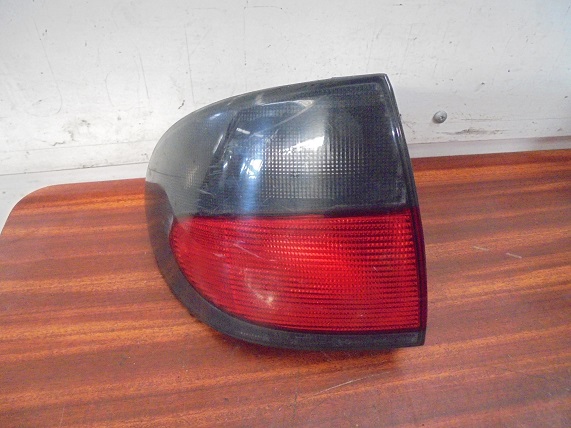 Feu Arriere Gauche
RENAULT Megane Classic
An 09.1996 / 03.1999

