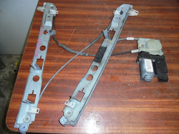 Leve Vitre Av Droit
RENAULT Megane 2 phase 1 5 portes
An 09.2002 - 12.2005
