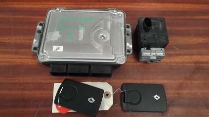 RENAULT Grand Scenic 3 1.9 DCI 130CV
An 04.2009 - 11.2011

Comprenant 

Cartes avec verrou de colonne

Calculateur
Bosch 0281 015 798
237100055R

BCM Continental 
X95 ATIC L3 INT
S180098201 
284B13640R