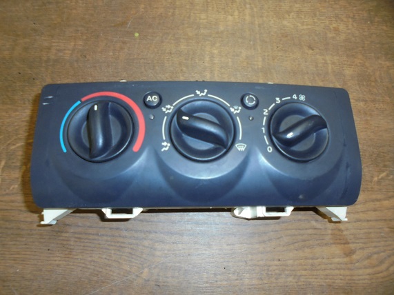 Commande de chauffage + Clim
RENAULT Clio 2 phase 2
An 06.2001 - 07.2006

Valeo X65AC 8200147160