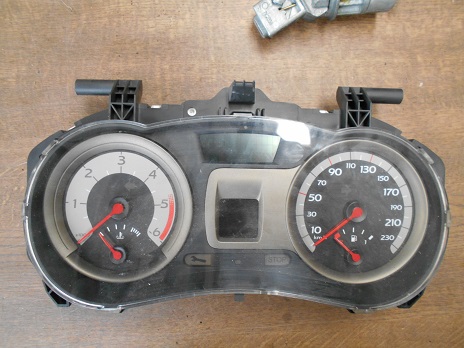 Compteur 
RENAULT Clio (3) 1.5 DCI 85CV
An 09.2005 - 03.2009

Visteon 8200761865
136 000 Km

