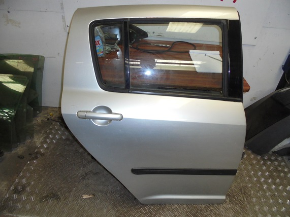 Porte AR Droit
SUZUKI Swift
An 03.2005 - 10.2005

Vendue nue
Frais de Port sur devis