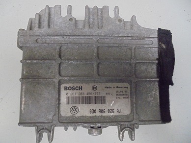 Calculateur 
VOLKSWAGEN Polo 1.3
An 1995

Bosch 0261 203 456 / 457
030 906 026 AJ

