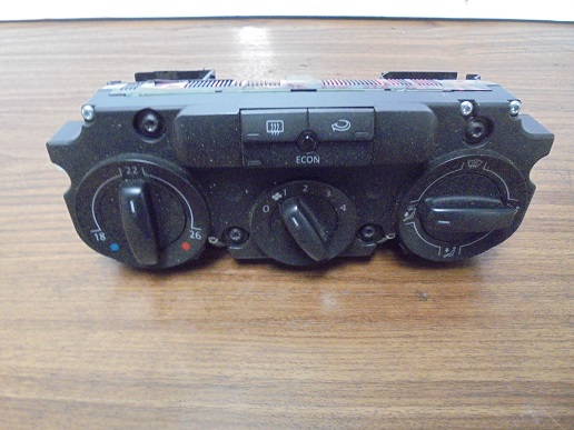 Commande de chauffage 
VOLKSWAGEN Touran 1.9 TDI 100CV
An 03.2003 - 12.2006